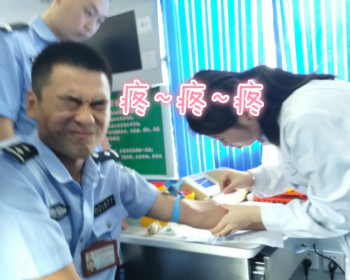疼skr人！警察在移動(dòng)獻血車(chē)上的表情包亮了