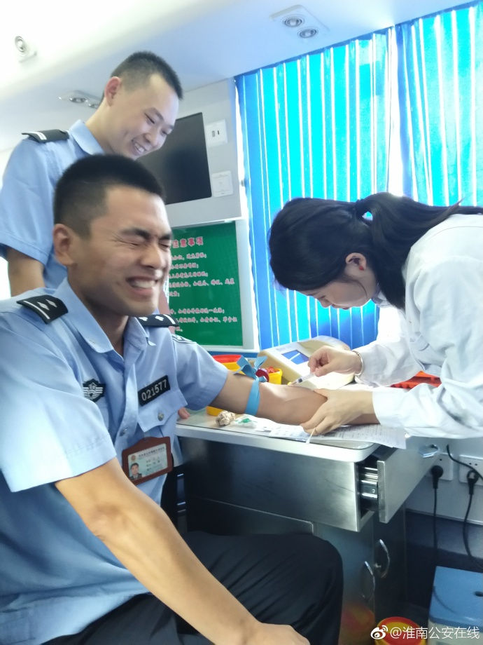疼skr人！警察在移動(dòng)獻血車(chē)上的表情包亮了