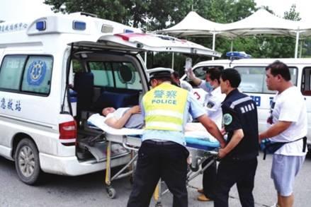 命懸一線(xiàn)牽動(dòng)人心，救護車(chē)臨危不亂治病救人_